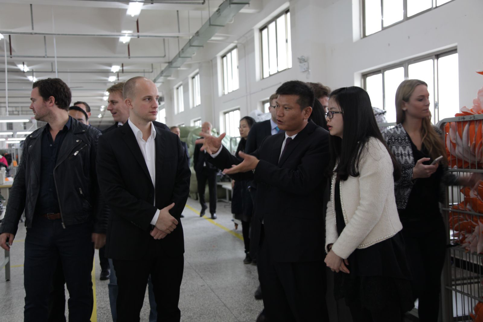 济南T恤衫定制，哪家厂家包邮包设计服务？(图1)