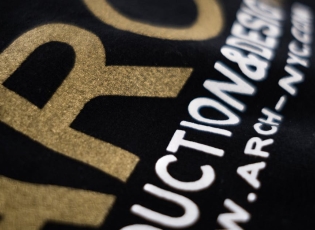 工作服定制提升企业形象：雅森漫文化衫定制打造移动品牌广告