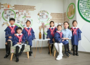 班服定制厂家哪家强？雅森漫15年经验服务3000+班级