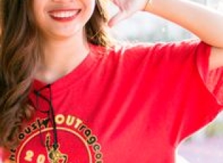 周年庆T恤定制还是买现成划算？雅森漫算完这笔账就懂了